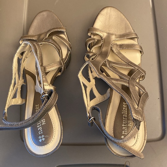 Naturalizer 8.5M pewter heels 4” - Picture 8 of 14